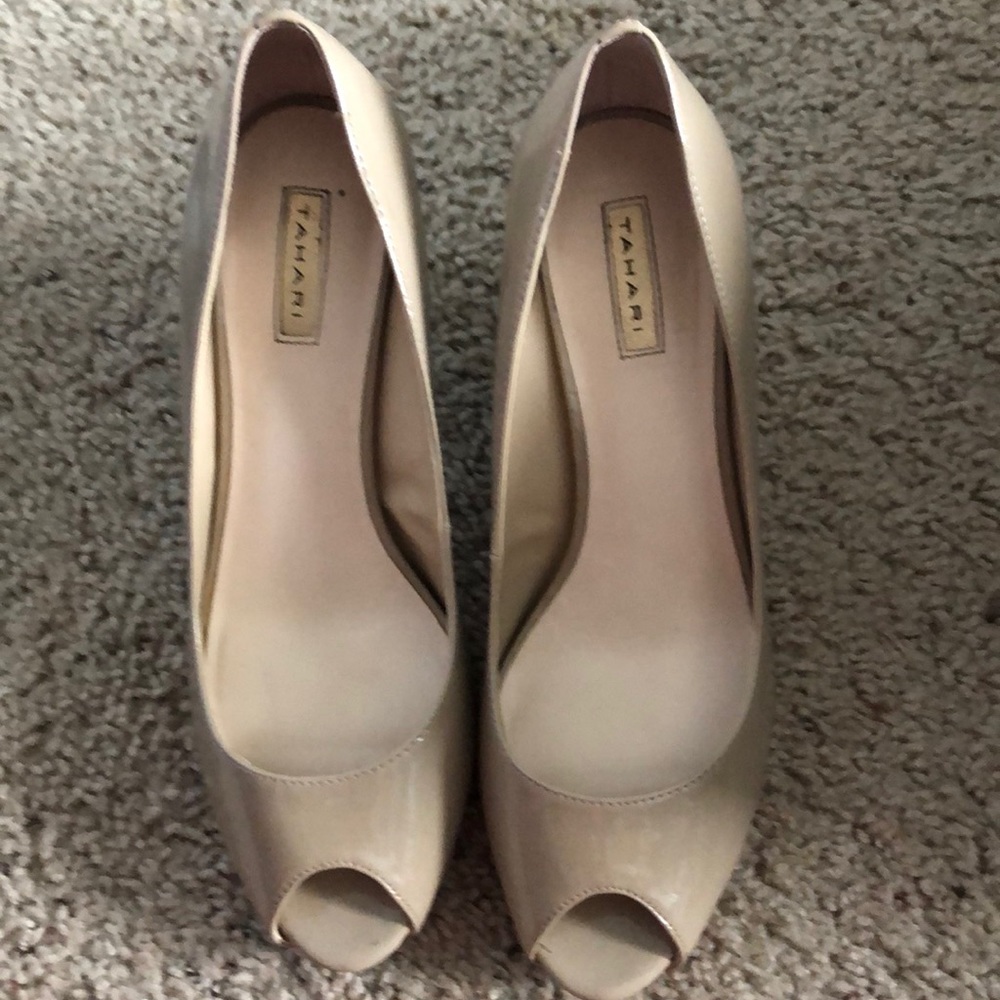 GUC Tahari nude peep toe pumps 8